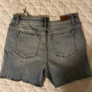 Judy blue shorts still has tag on them they are L